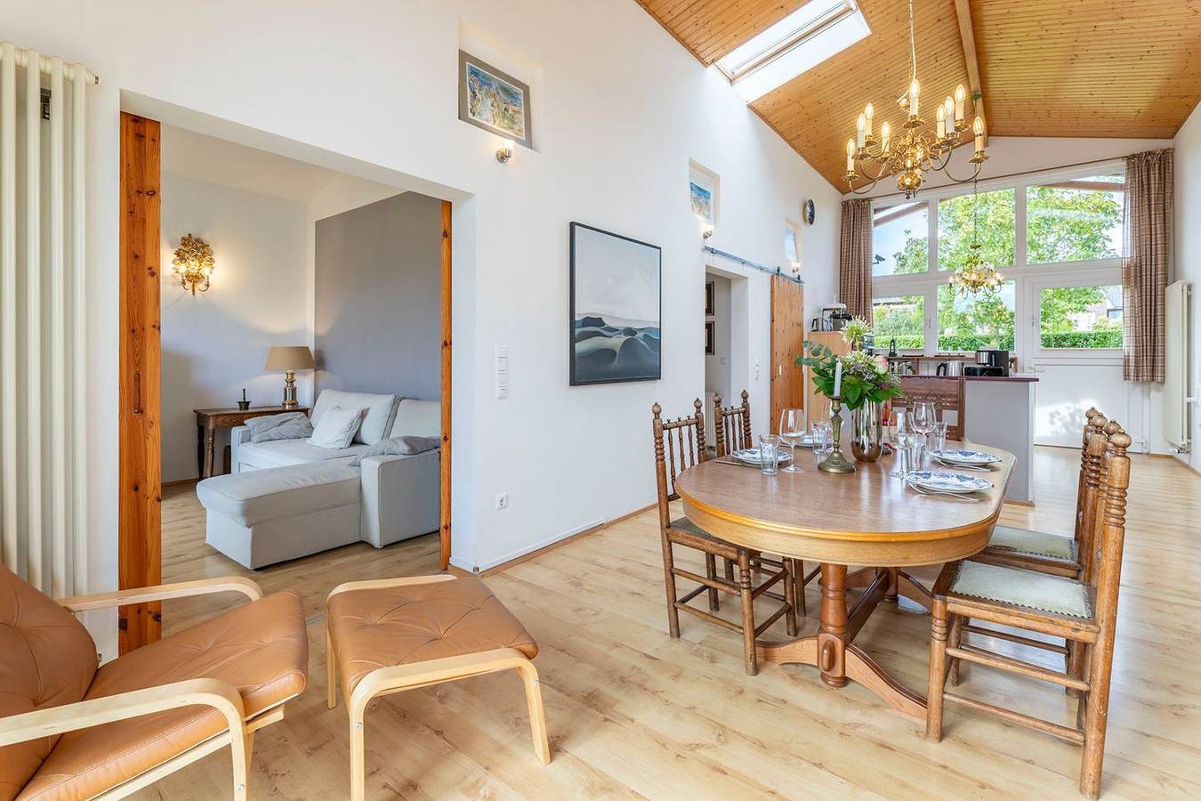 Das freistehende und lichtdurchflutete Haus Meerzeit in Behrensdorf an der Ostseeküste in Schleswig-Holstein überzeugt mit einer gelungenen Verbindung aus Großzügigkeit, Komfort und Helligkeit. in Behrensdorf, Hohwachter Bucht