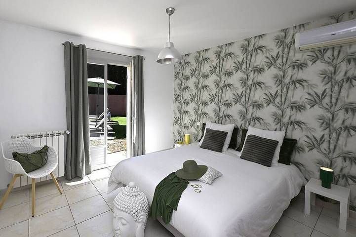 Villa des Amis with jacuzzi and swimming pool near the Alpilles and Luberon mountains in Sorgues, Vaucluse