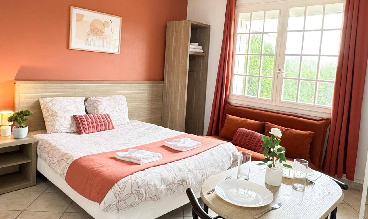 Appartement entier, Studio Platanes 4 - Proche Disneyland - Parking gratuit - Meaux in Meaux, Seine-et-Marne