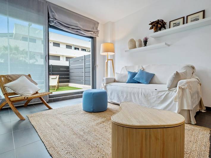 Entire holiday apartment, Ground floor with private garden 1min beach in Platja de Bon Caponet (Terres de l'Ebre), l'Ametlla de Mar