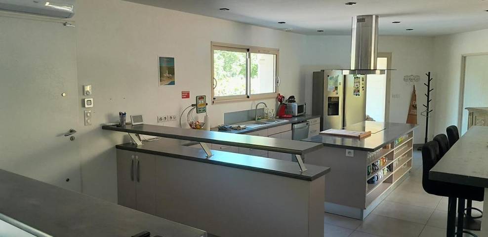 Location de vacances pour 8 personnes, avec terrasse ainsi que vue et piscine à La Douze - 4