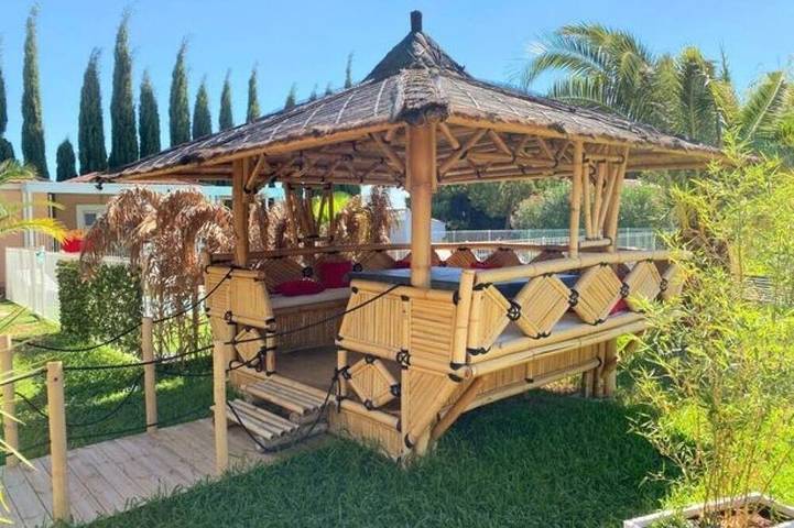 Gîte Tropica Nîmes climatisé Piscine, toboggan, paillote in Milhaud, Région de Nîmes