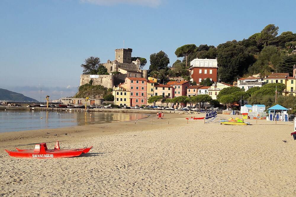 Appartamento intero, Mansard studio: Sea-5 Terre-trekking-excursions. in San Terenzo, Comune di Lerici