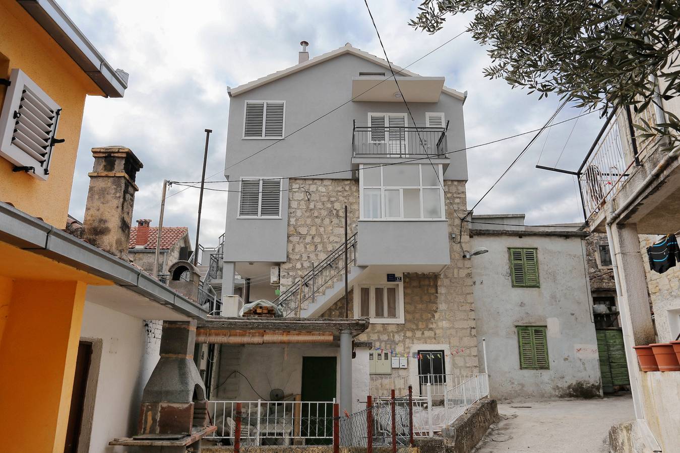 Ganze Wohnung, 2-Zimmer-Ferienwohnung mit Balkon und Meerblick Kastel Kambelovac (Kastela) A-8679-a in Kastel Kambelovac, Kaštela