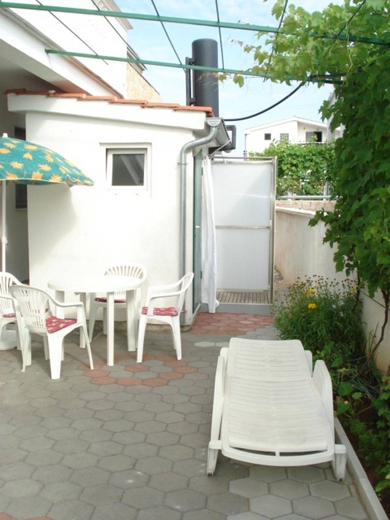 Ganze Wohnung, 1-Zimmer-Ferienwohnung mit Terrasse Drage, Biograd A-17392-b in Drage (Pakoštane), Zadar
