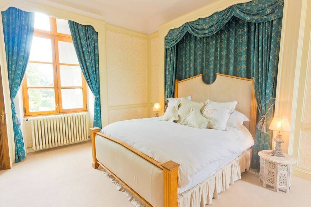 Chateau Trieux - Five Bedroom Castle, Sleeps 10 in Villeneuve-sur-Lot, Villeneuve-sur-Lot region