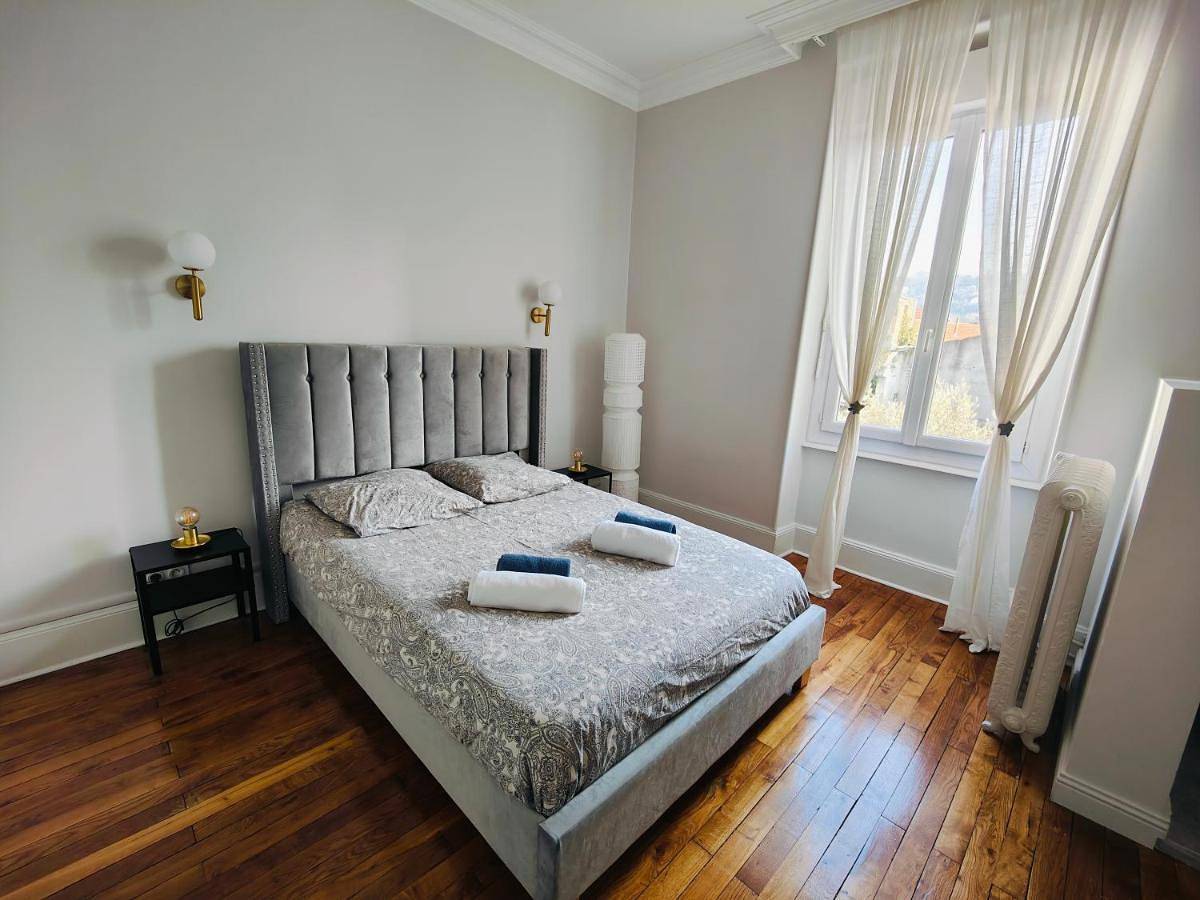 Appartement de vacances entier, Double Room with Private Bathroom in Saint-Romain-en-Gal, Lyon et ses environs