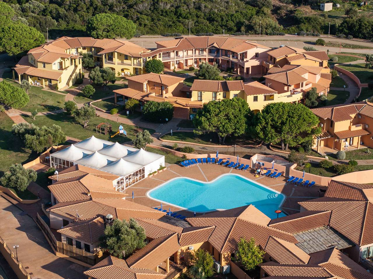 Monolocale intero, Monolocale con balcone e piscina all'aperto in Lu Lamoni, Vignola Mare