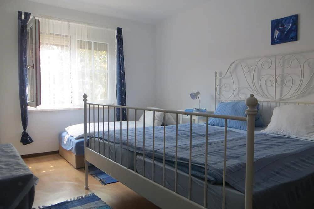 Dreibettzimmer mit Dusche, Wc - Gästehaus Elfriede in Mörbisch am See, Leithaberg