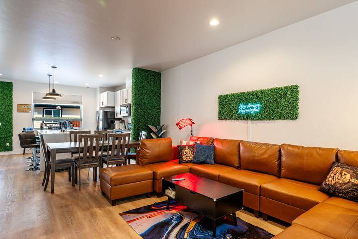 Vacation rental for 15 people, with pool and yard, kid friendly in Wyoming