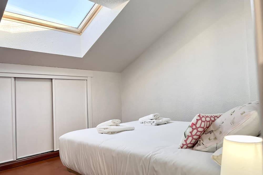 Entire apartment, Cozy penthouse with pool just steps from the beaches in Santa Cruz de Bezana, Cantabrian Coast