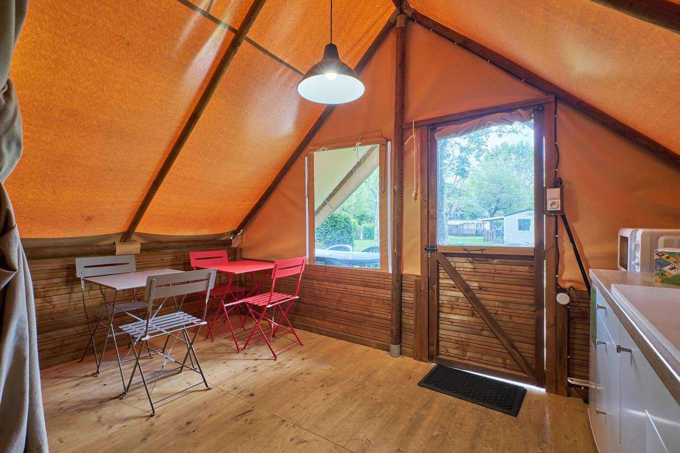 Caravane "Tente 4 Personnes" avec piscine partagée et terrasse partagée in Mens, Isère