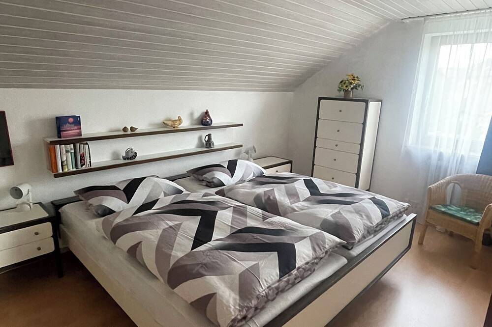 Ganze Wohnung, Ruhig gelegene Ferienwohnung mit Balkon - 4km vom Bodensee entfernt in Langenargen, Region Bodensee-Oberschwaben