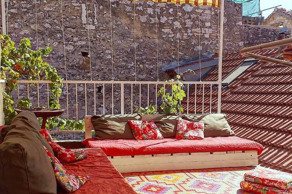 Stone house with patio, garden, and terrace, 15 mn walk from swimming areas. in Stari Grad, Hvar (isla)