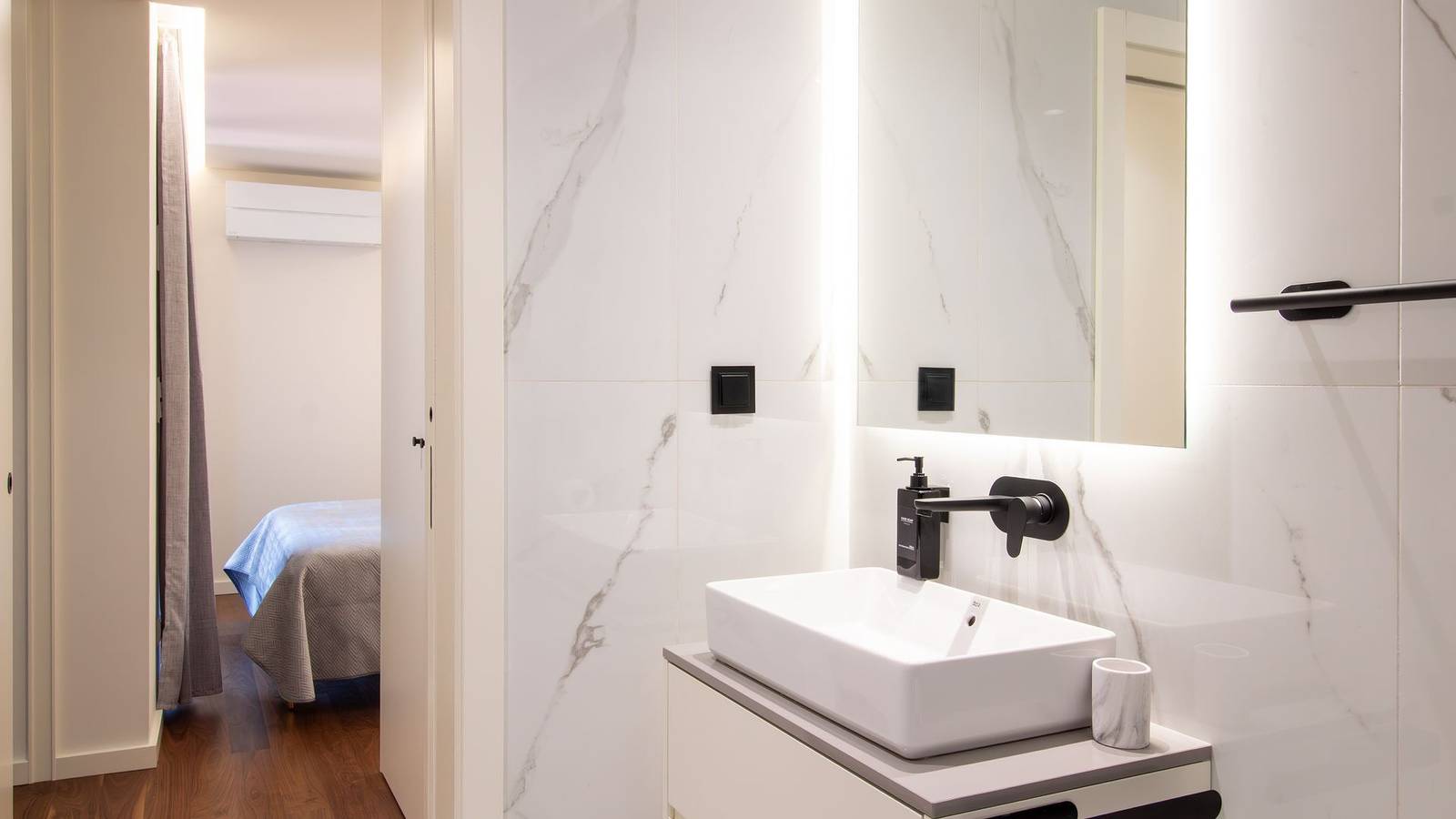 Central Gaia 1Br Flat w/ Balcony by Lovelystay, foto 13