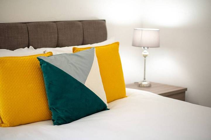 4-Bed Swansea Home with Garden | Sleeps 11 | Ideal for Groups in Swansea, Swansea und Umgebung