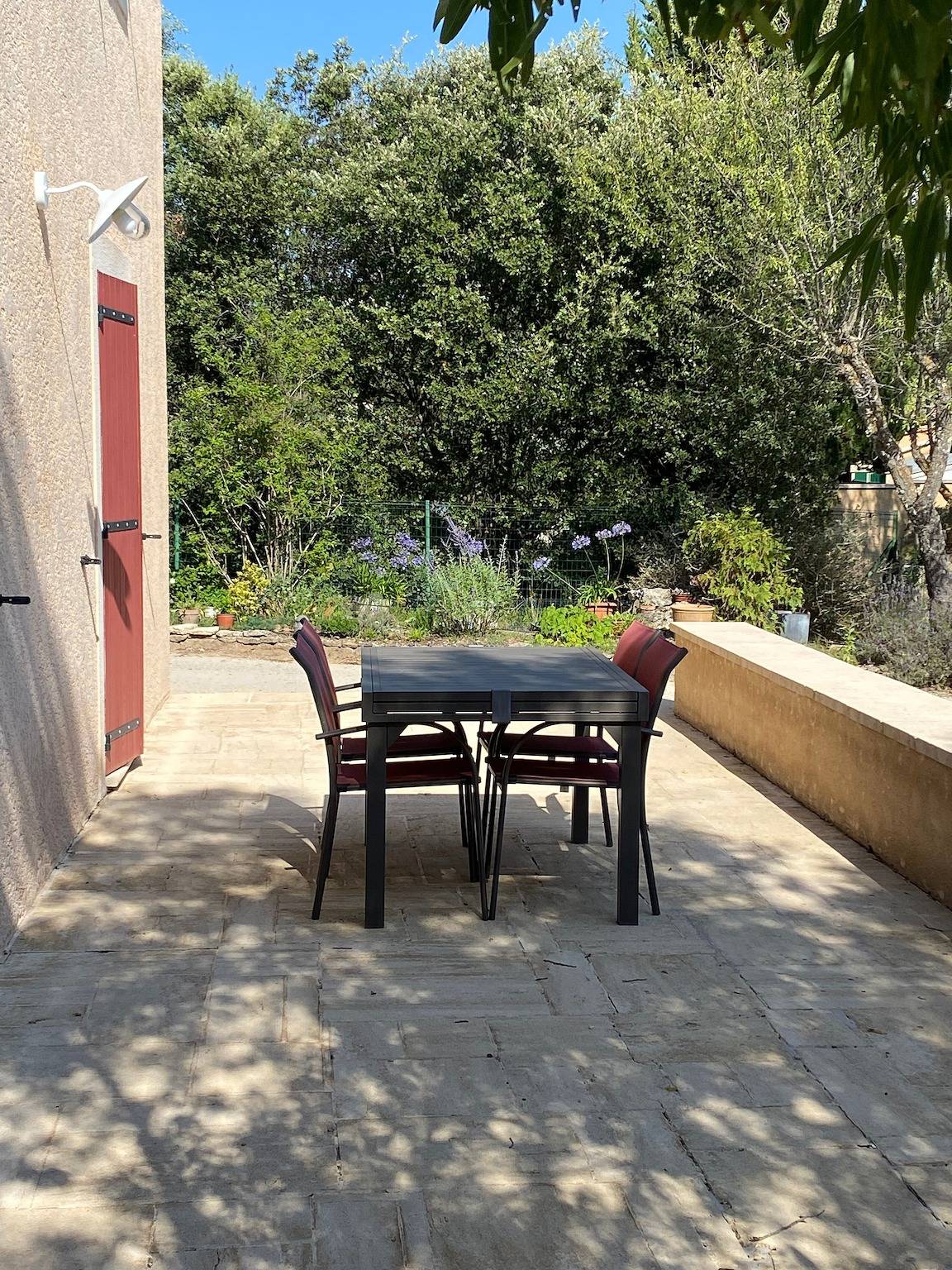 Landhaus 'Mas Les Coutilles' mit Bergblick, privatem Pool und Wlan in Cabrières-d'Avignon, Regionaler Naturpark Luberon