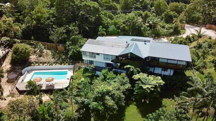 Villa for 16 people, with pool and view as well as garden, with pets in Byron Bay