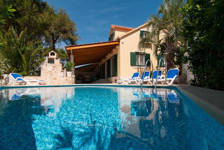 Villa for 8 people, with Balcony/Terrace and Terrace as well as Garden and Pool in Brac