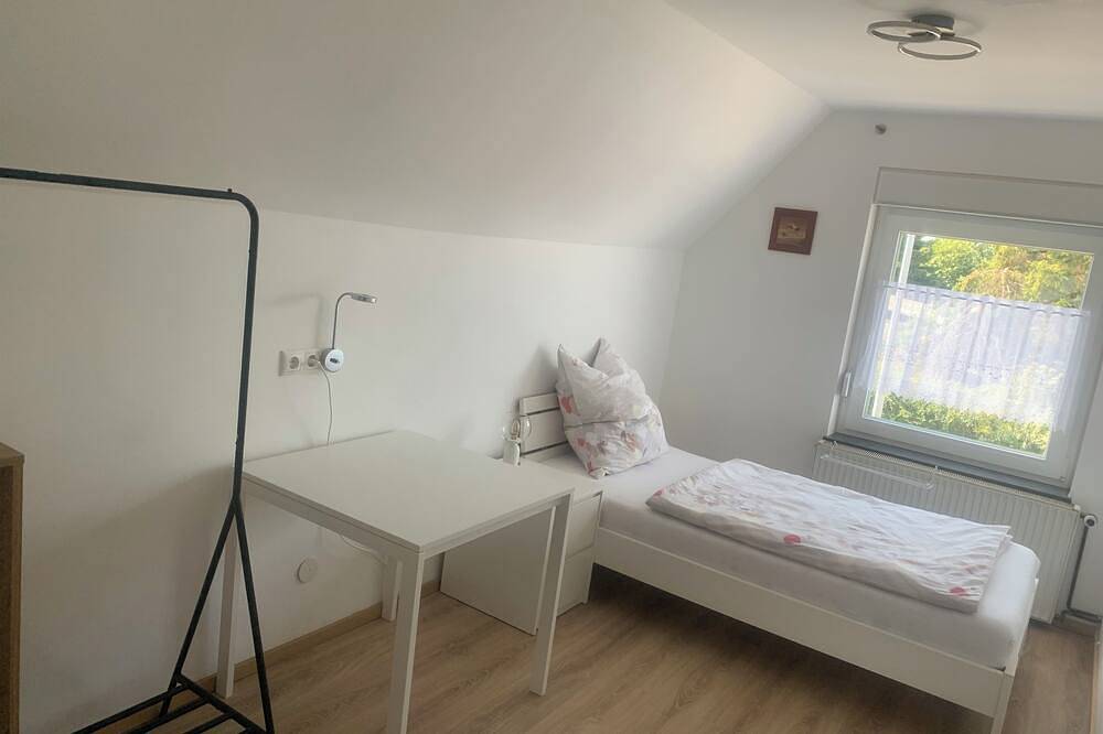 Ganze Wohnung, 1 Zimmer im Einfamilienhaus mit Garten.( Neue Sanierung) in Magdeburg, Elbe-Börde-Heide