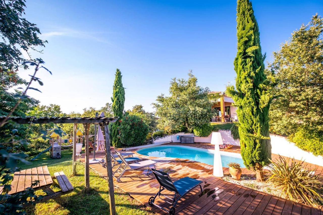 Villa Magarre Climatisée, Piscine Chauffée, Spa, dans un Cadre Naturel Envoûtant in Castelnau-de-Montmiral, Région d'Albi