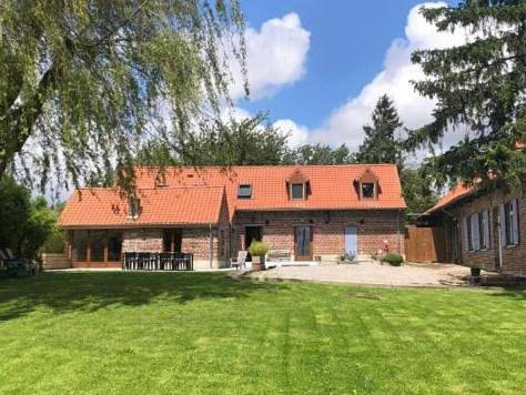 Location de vacances pour 9 personnes, avec Terrasse ainsi que Jardin et Vue dans Saint-Jans-Cappel
