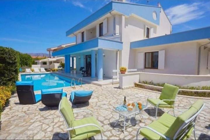 Villa per 8 persone, con panorama e piscina nonché giardino a Trappeto