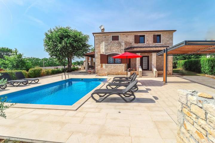 Ferienhaus für 8 Personen, mit Balkon und Terrasse sowie Garten und Pool