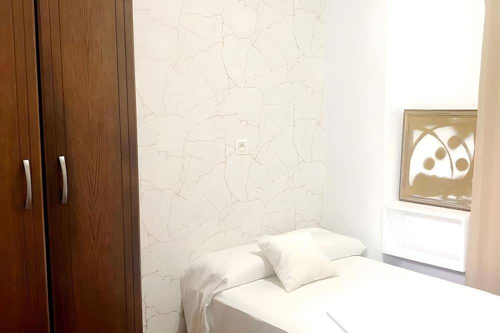 Apartamento entero, Apartamento 'Centrico Y Acogedor' con vistas a la montaña, Wi-Fi y aire acondicionado in Cazorla, Parque natural de las Sierras de Cazorla y Segura