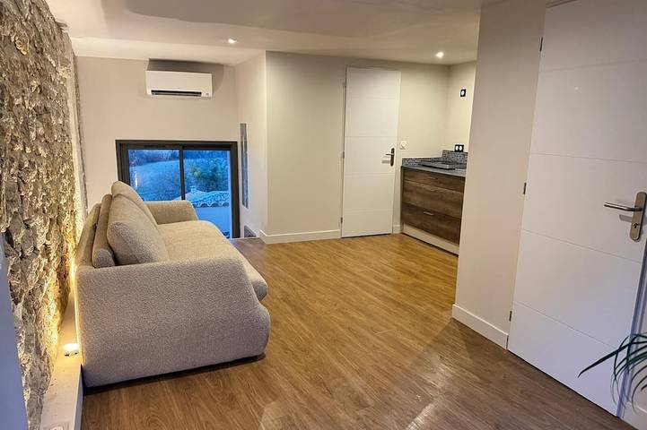 Entire apartment, Superb renovated studio in medieval house with terrace and view of Thau lagoon in Balaruc-le-Vieux, Mediterranean Coast (France)