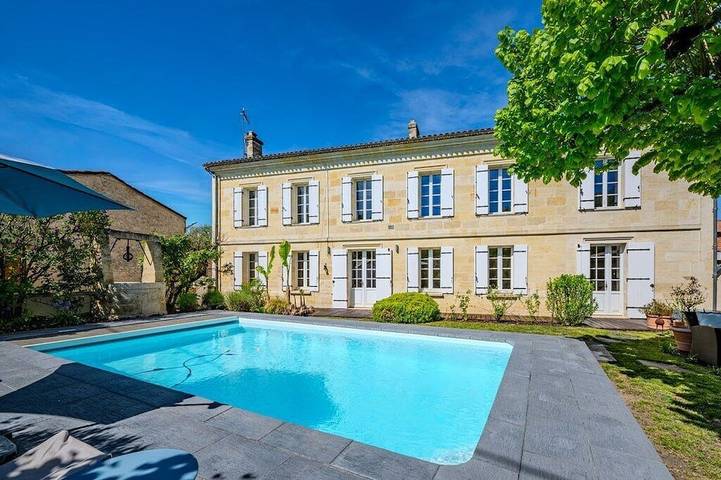 Location de vacances pour 6 personnes, avec piscine ainsi que jardin et jacuzzi à Grézillac