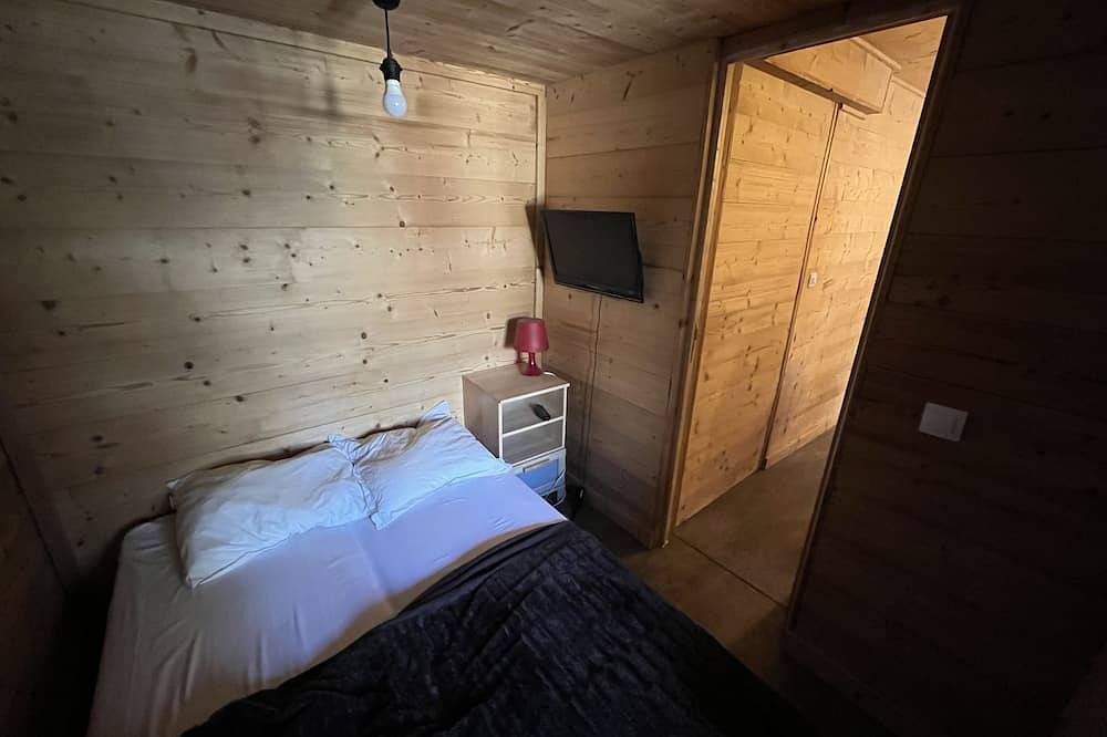 Entire apartment, Garden apartment in chalet in Vars, Briançon region