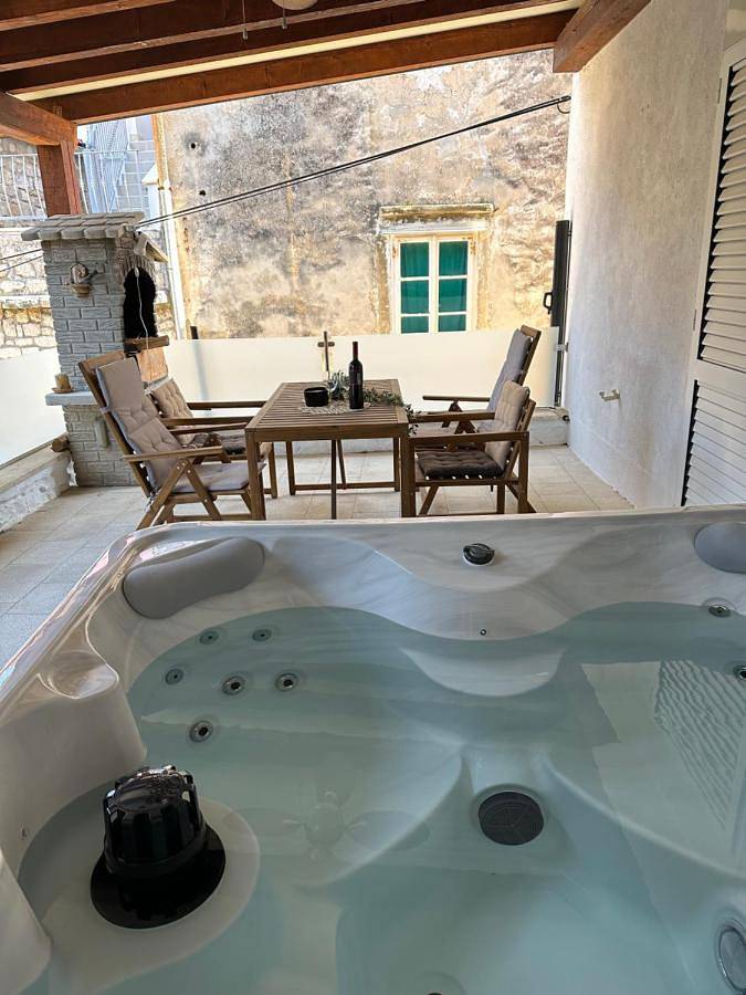 Ferienwohnung für 2 Personen, mit Whirlpool und Terrasse, mit Haustier in Rab Stadt