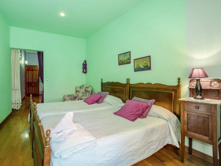 Chalet para 12 personas, con Terraza además de Jardín y Piscina en el País Vasco - 3