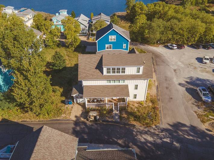 Vacation rental for 16 people, with pool and balcony as well as yard in Michigan City