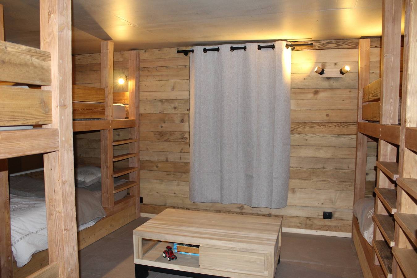 Gîte 'Lisalice': Mountain View, Private Terrace & Wi-Fi in Les Villards-sur-Thônes, Annecy region