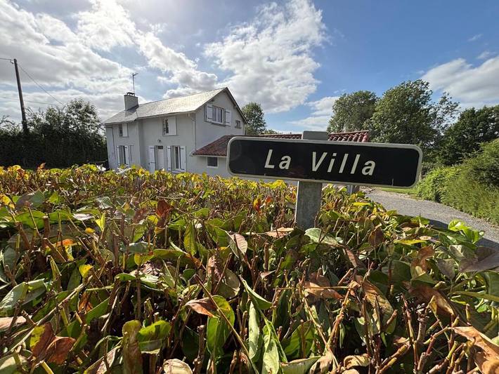Location de vacances pour 14 personnes, avec Terrasse ainsi que Jardin et Piscine dans Moncoutant-sur-Sèvre - 3