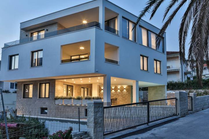 Villa für 14 Personen, mit Meerblick und Balkon sowie Garten und Pool in Trogir