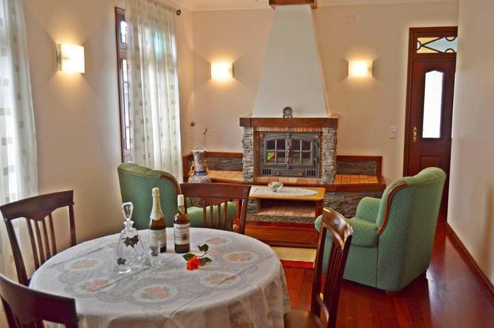 Gîte pour 6 personnes, avec vue ainsi que vue sur le lac et jardin à Santana - 4