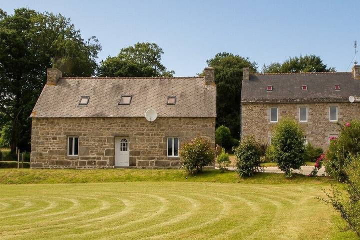 Location de vacances pour 14 personnes, avec jardin à Lanrivain