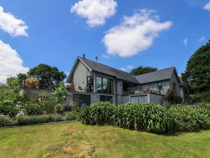 Cottage for 10 people, with garden, with pets in Helford