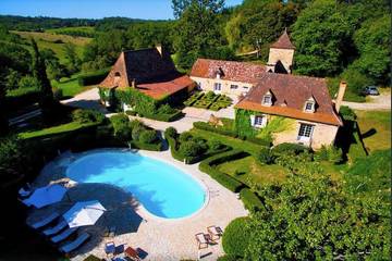 Gîte pour 12 personnes, avec terrasse et jardin à Journiac