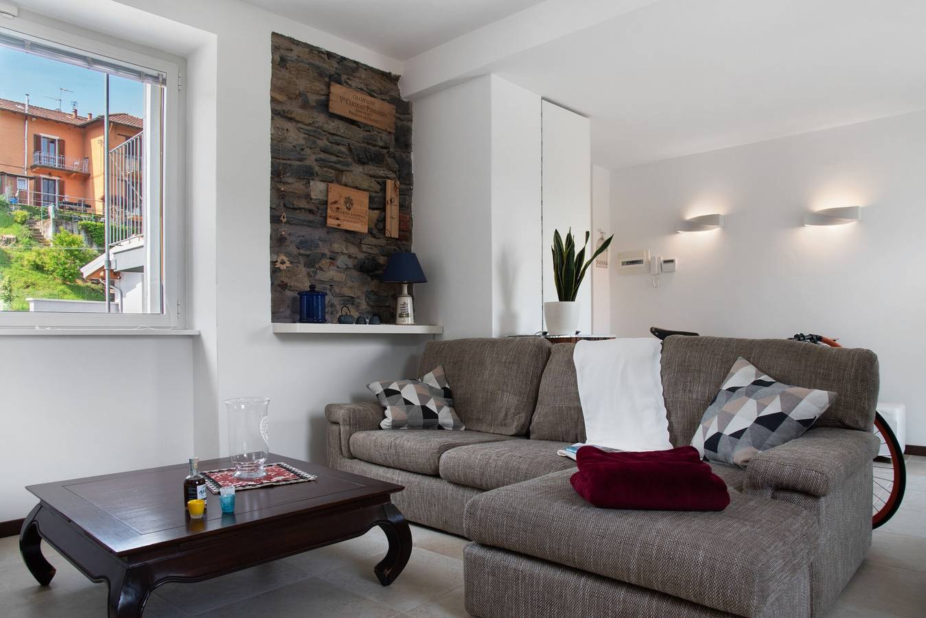 Ganze Wohnung, Wohnung 'Residenza La Fonte Primo Piano' mit privatem Balkon und Bergblick in Laveno-Mombello, Lago Maggiore (Lombardei)