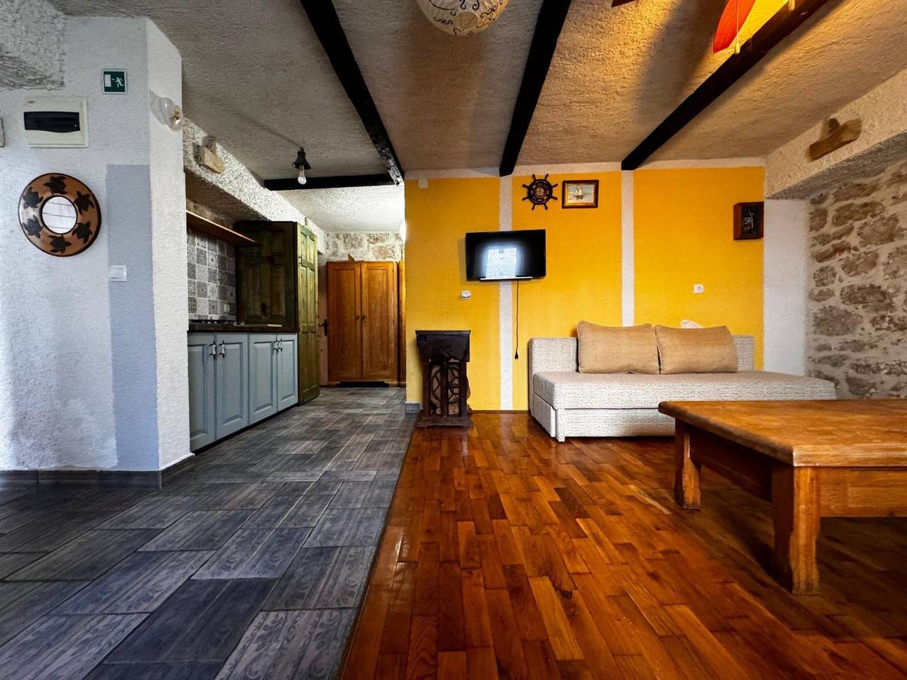 Ganze Ferienwohnung, Große Wohnung in Betina mit Garten, 60 meter  Meer in Betina, Murter