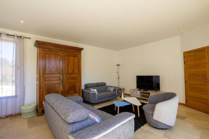 Location de vacances pour 6 personnes, avec terrasse ainsi que piscine et jardin à La Cassagne - 3