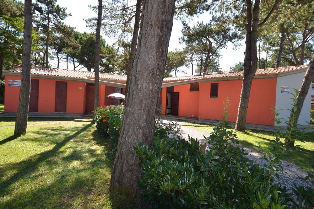 Splendida villa indipendente per 8 persone con A/C, Tv, terrazza, animali ammessi e parcheggio in Lignano Riviera, Lignano Sabbiadoro