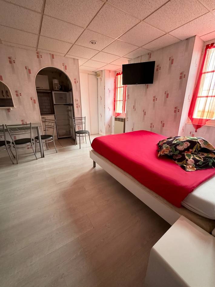 Studio entier, Studio charmant à Néris-les-Bains - 25 m² avec terrasse in Néris-les-Bains, Région de Montluçon