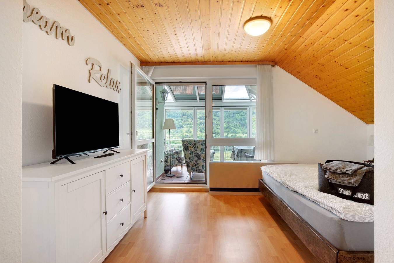 Ganze Wohnung, Ferienwohnung 'Sonnenschein' mit Gemeinschaftsgarten, Balkon und Wi-Fi in Bad Urach, Albsteig Etappe 9