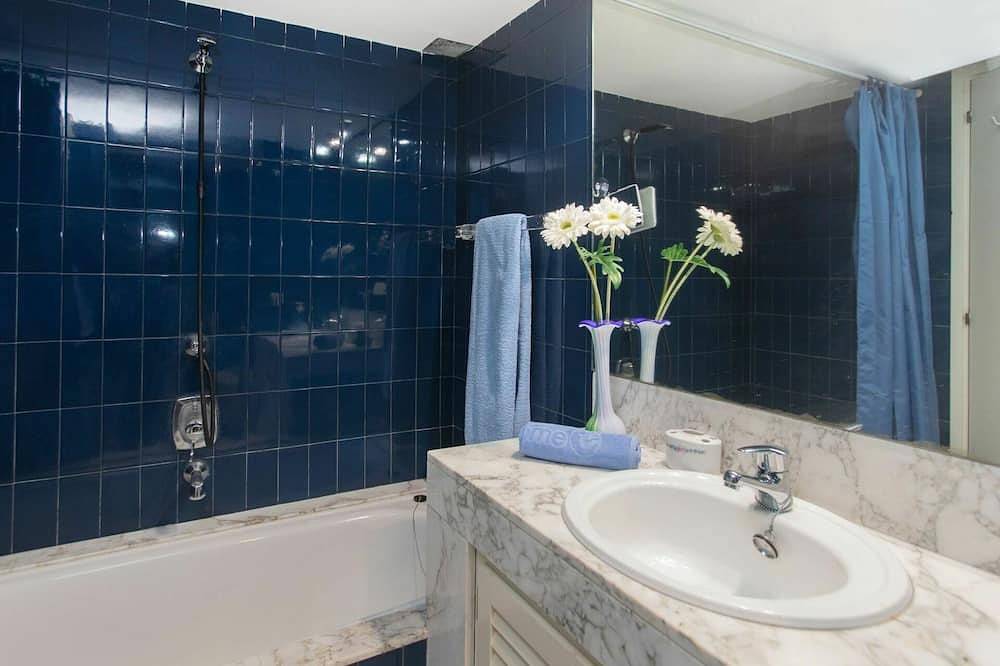 Entire apartment, Cosy apartment for 6 people with Wifi, pool, Tv, terrace and pets allowed in Cala San Francisco, Blanes