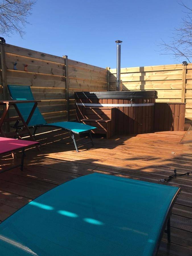 Location de vacances pour 4 personnes, avec Jacuzzi et Terrasse ainsi que Jardin et Piscine à Ménéac